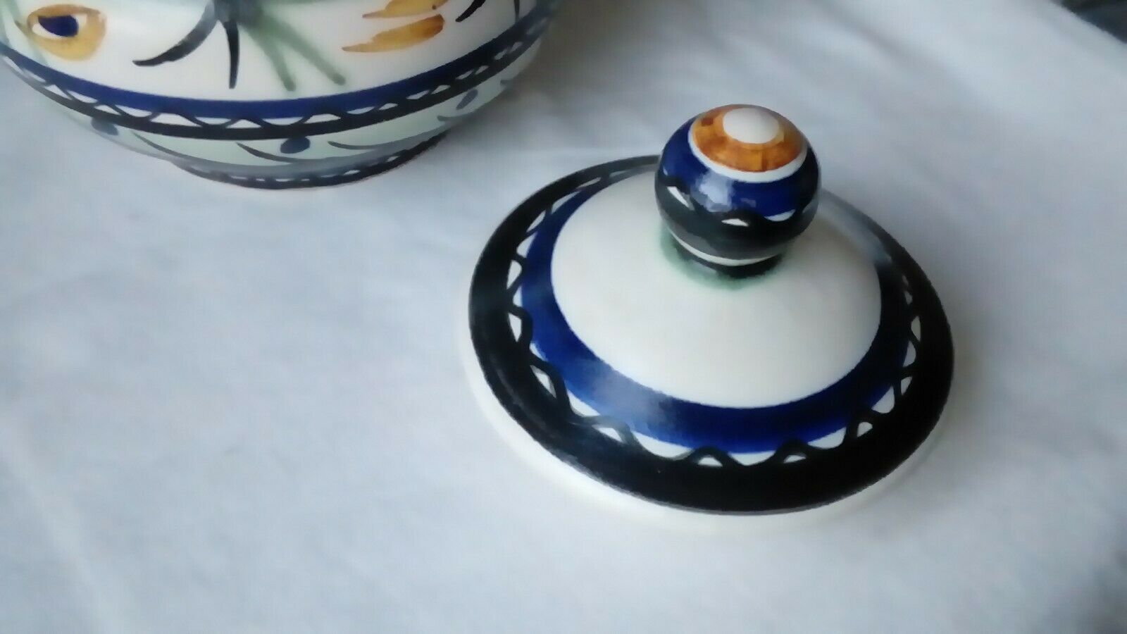 Ceramic theiere of quimper keraluc