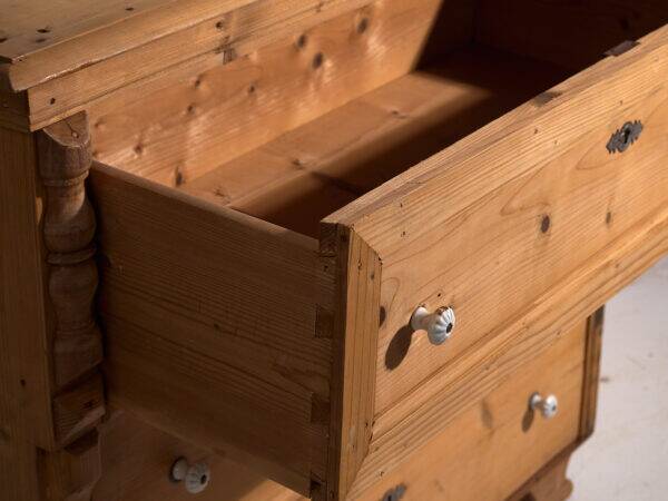 Antique bedroom chest of drawers (circa 1920)
