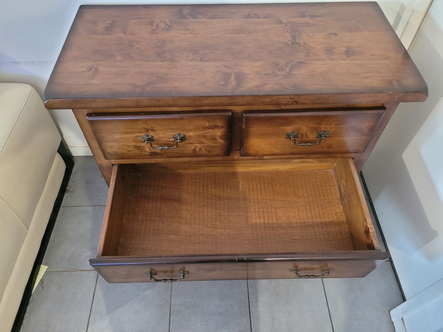 Commode en bois massif