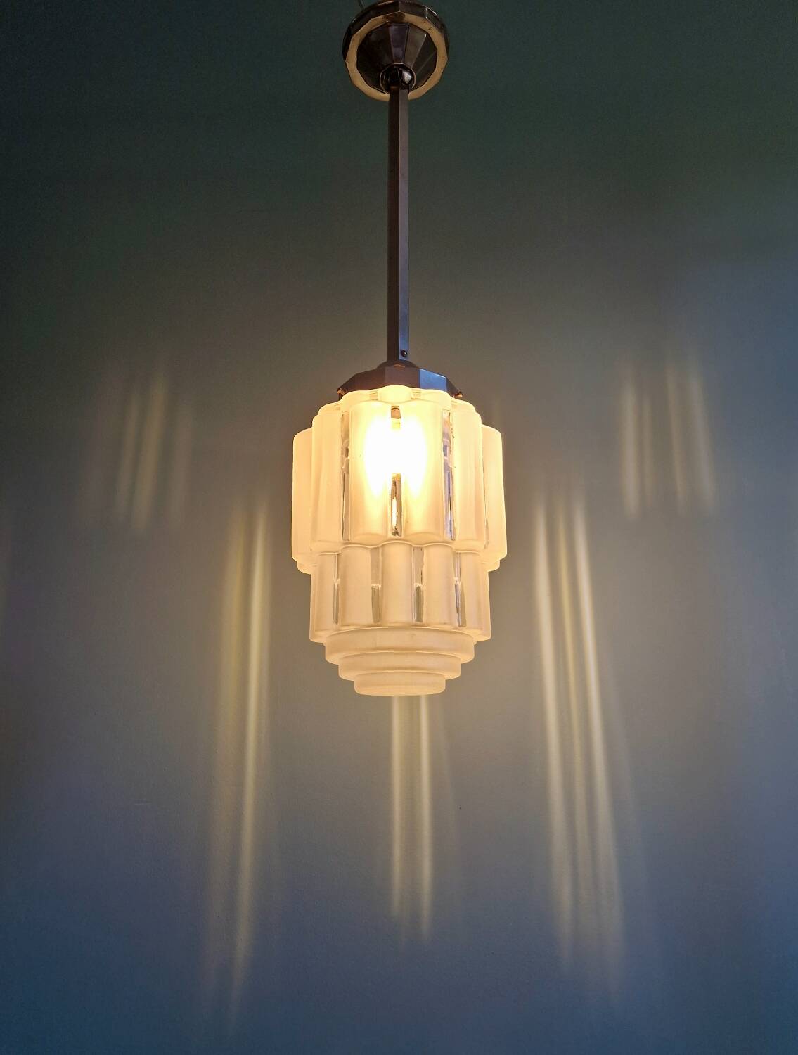 Art Deco Skyscraper suspension in frosted glass, 1930s