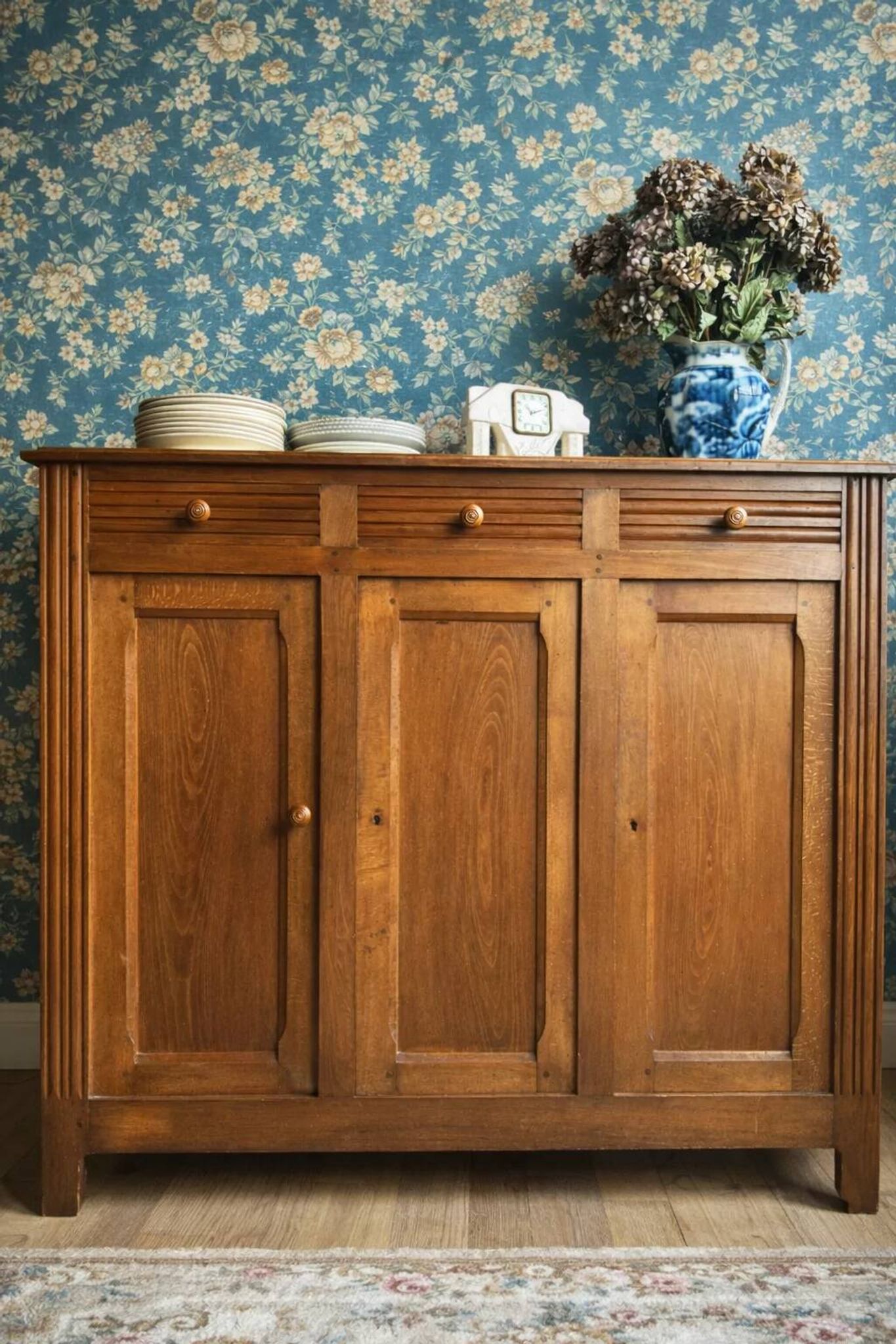 Grand Parisian buffet with 3 doors – solid oak – An elegant and sturdy rarity