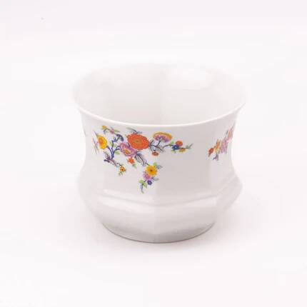 White porcelain pot (cache-pot) with floral patterns from Wunsiedel.