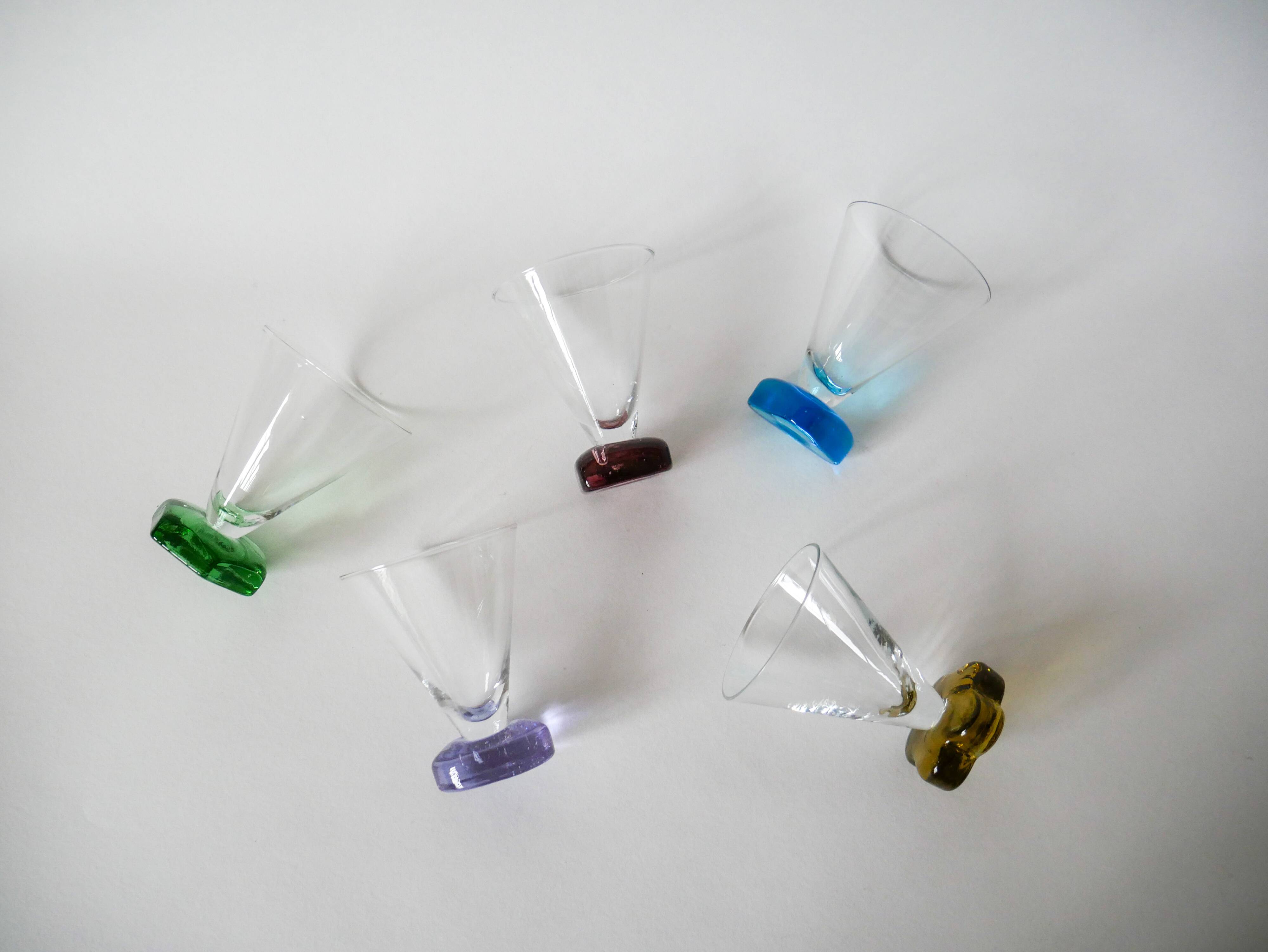 Lot de 5 verres à vin design pieds colorés 1970-1980