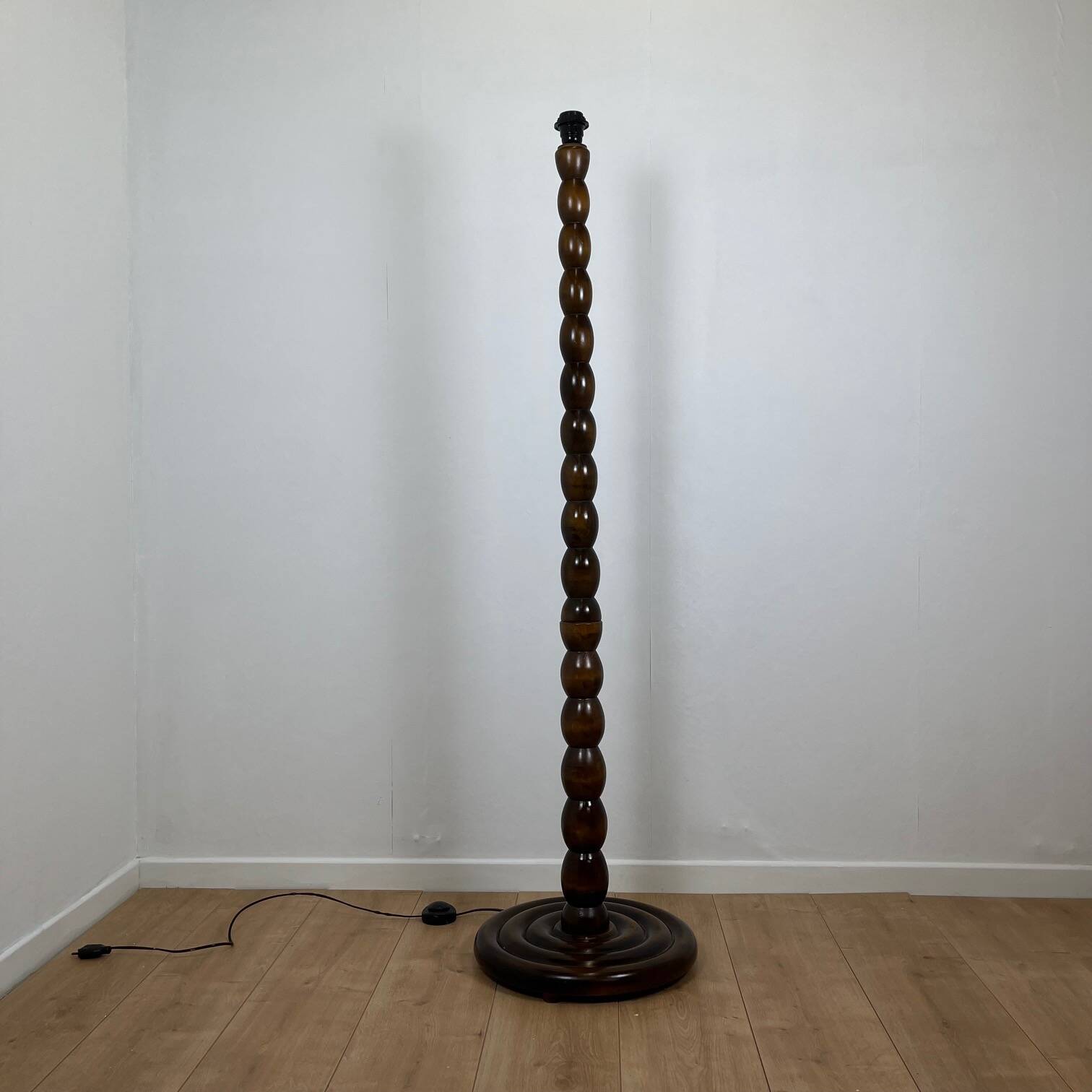 Pied de lampe de sol en bois tourné , 1980