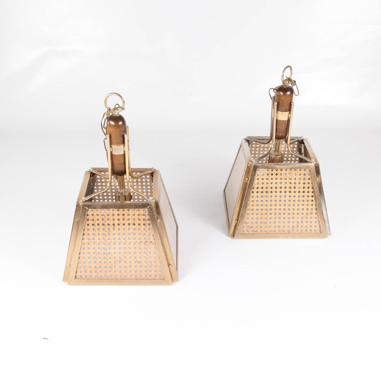 Pair of vintage suspensions in wood, brass and cannage under altuglass