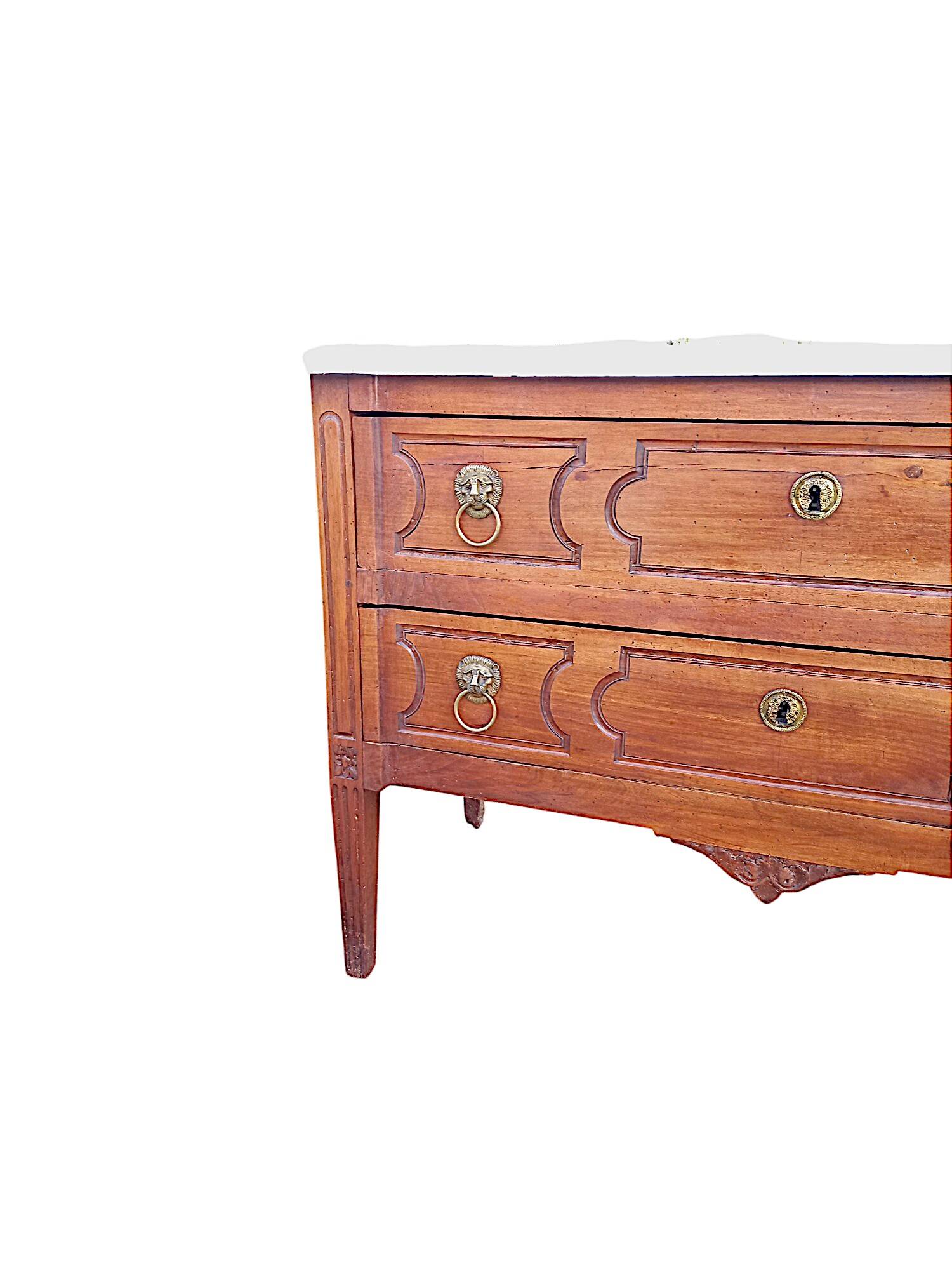 Commode sauteuse Louis XVI en bois fruitier