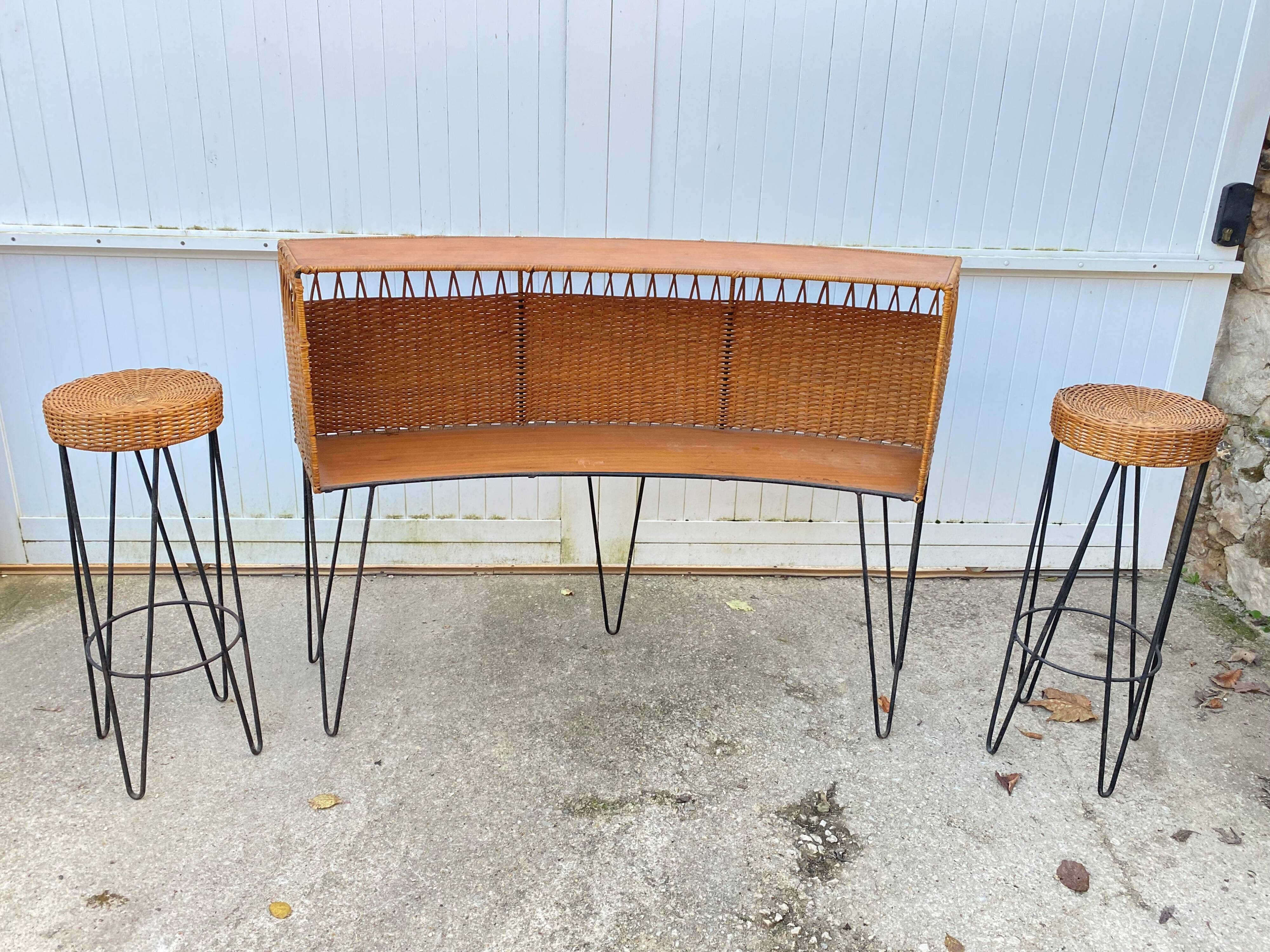 Vintage 1950s bar counter with two rattan and metal stools