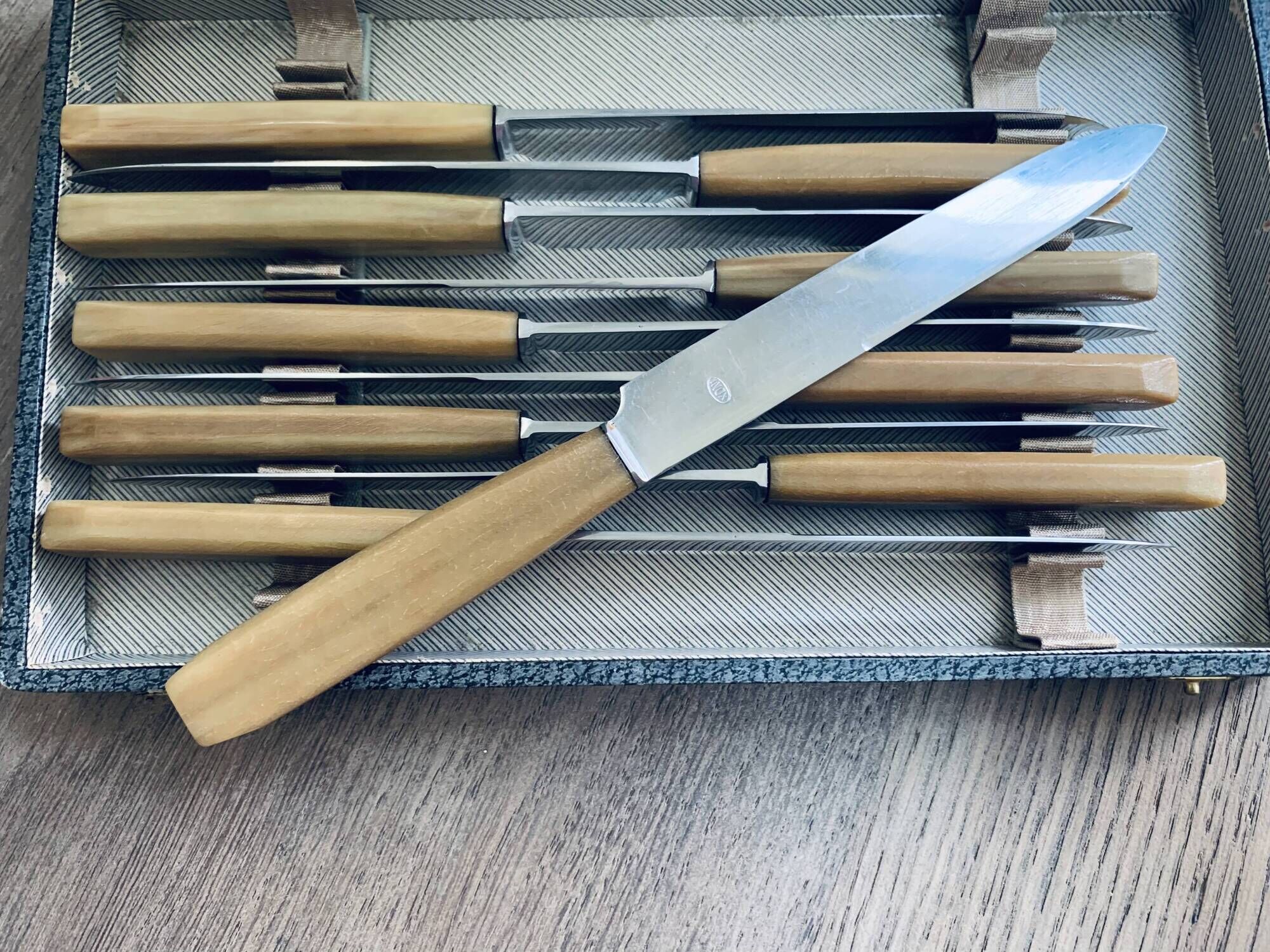 10  Ligeron Paris stainless steel knives with beige horn handle from the 1960s
