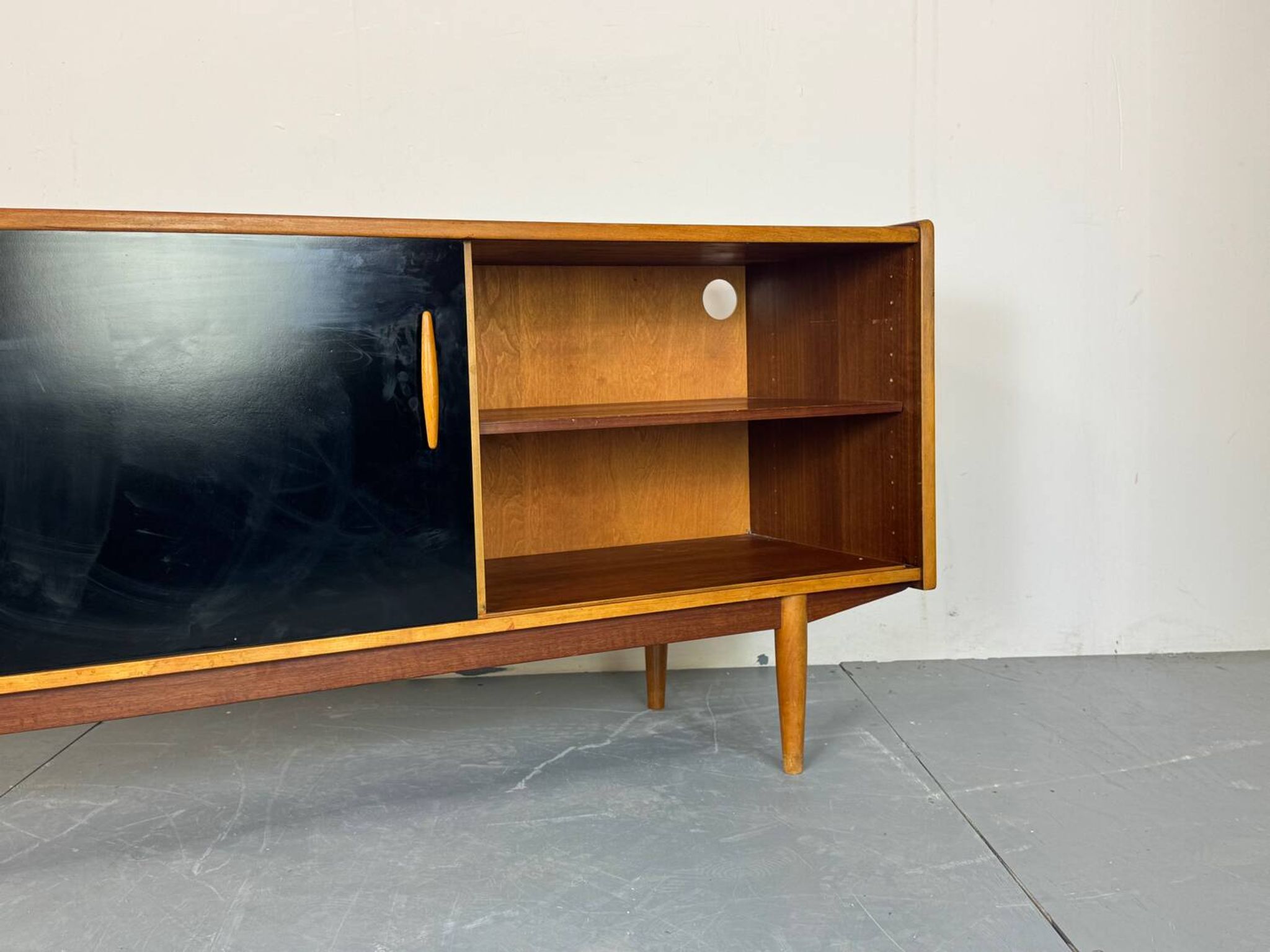 Buffet scandinave en teck à portes coulissantes du milieu du siècle par Nils Jonsson