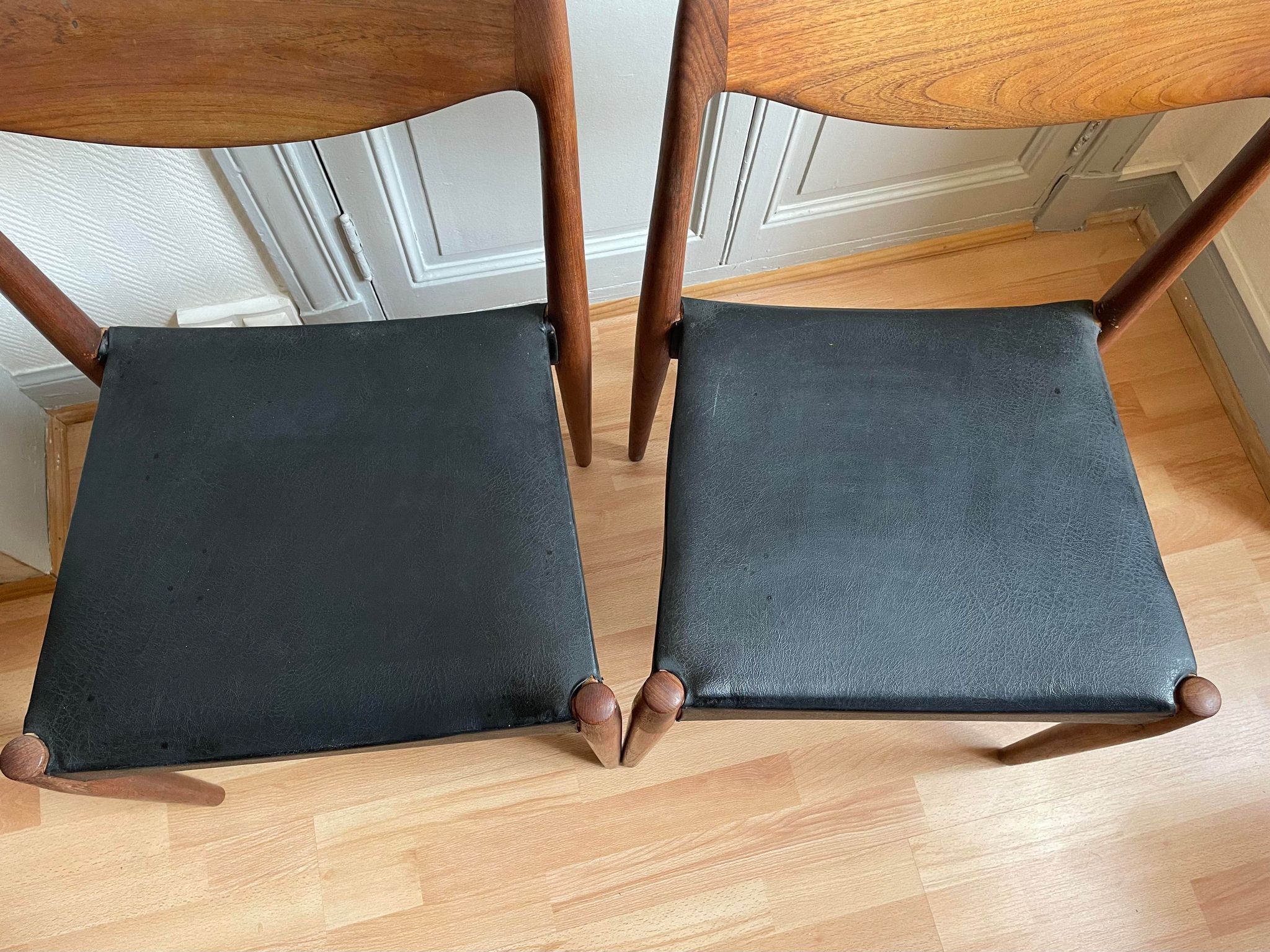 Paire de chaises scandinaves simili cuir noir