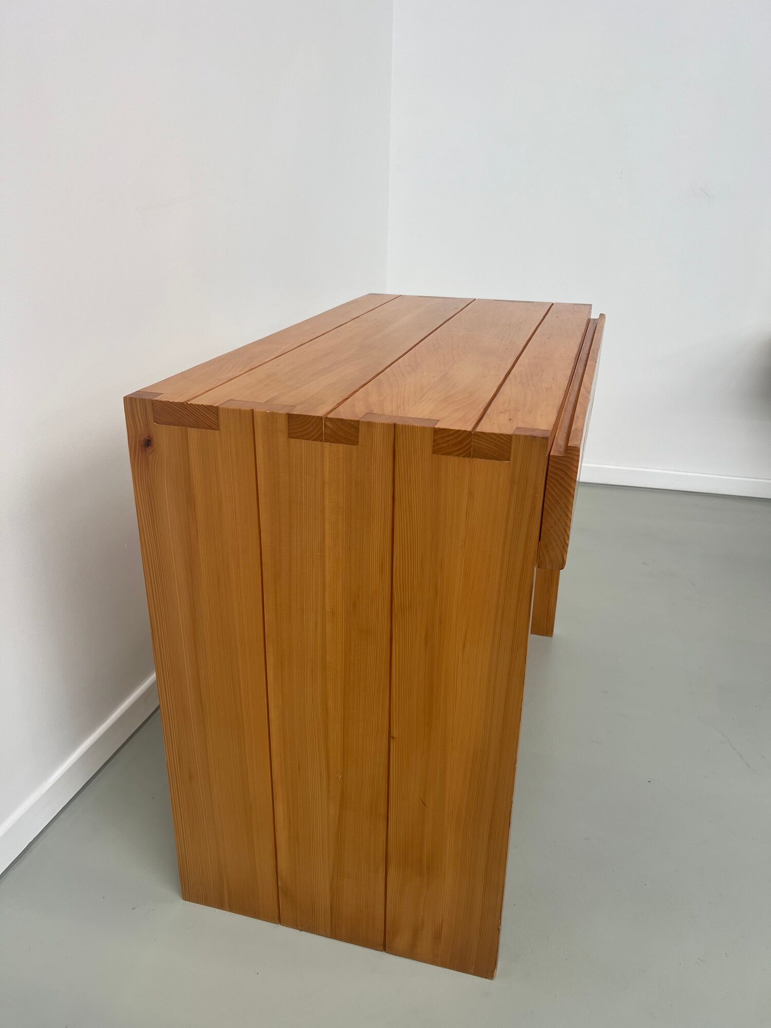 Bureau de Roland Haeusler pour Maison Regain, en pin Circa 1970