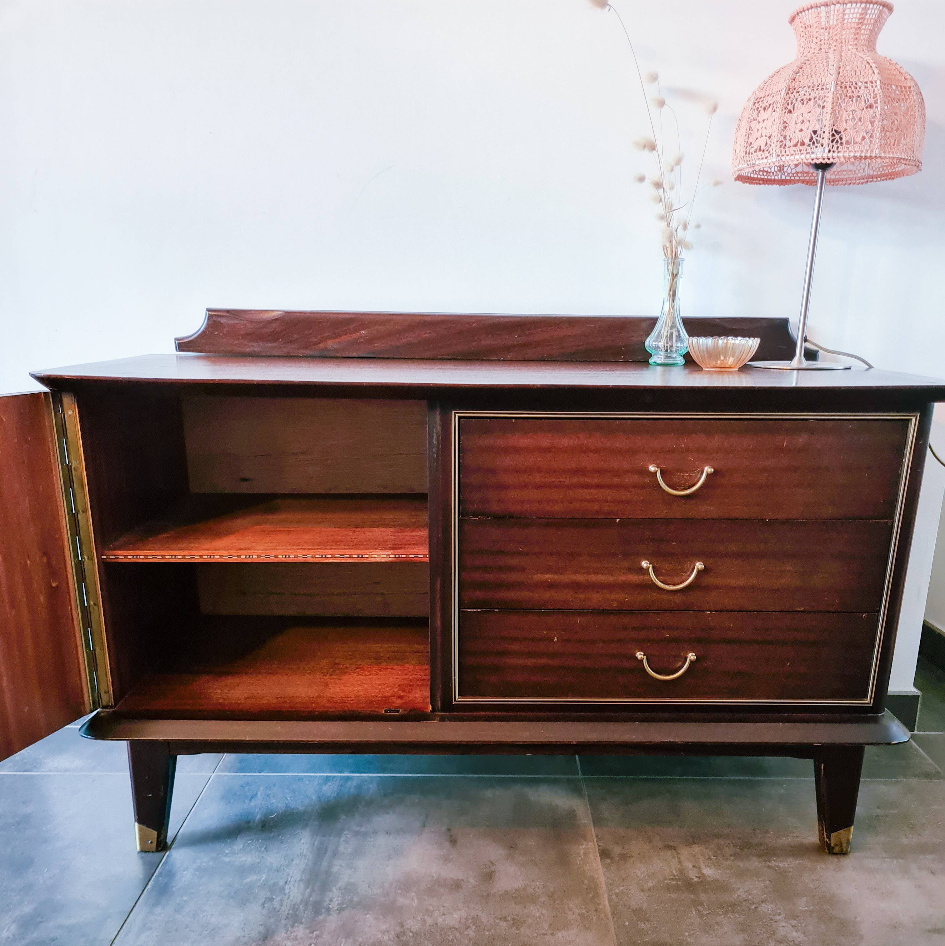 Enfilade en bois foncé et finitions laiton pieds compas