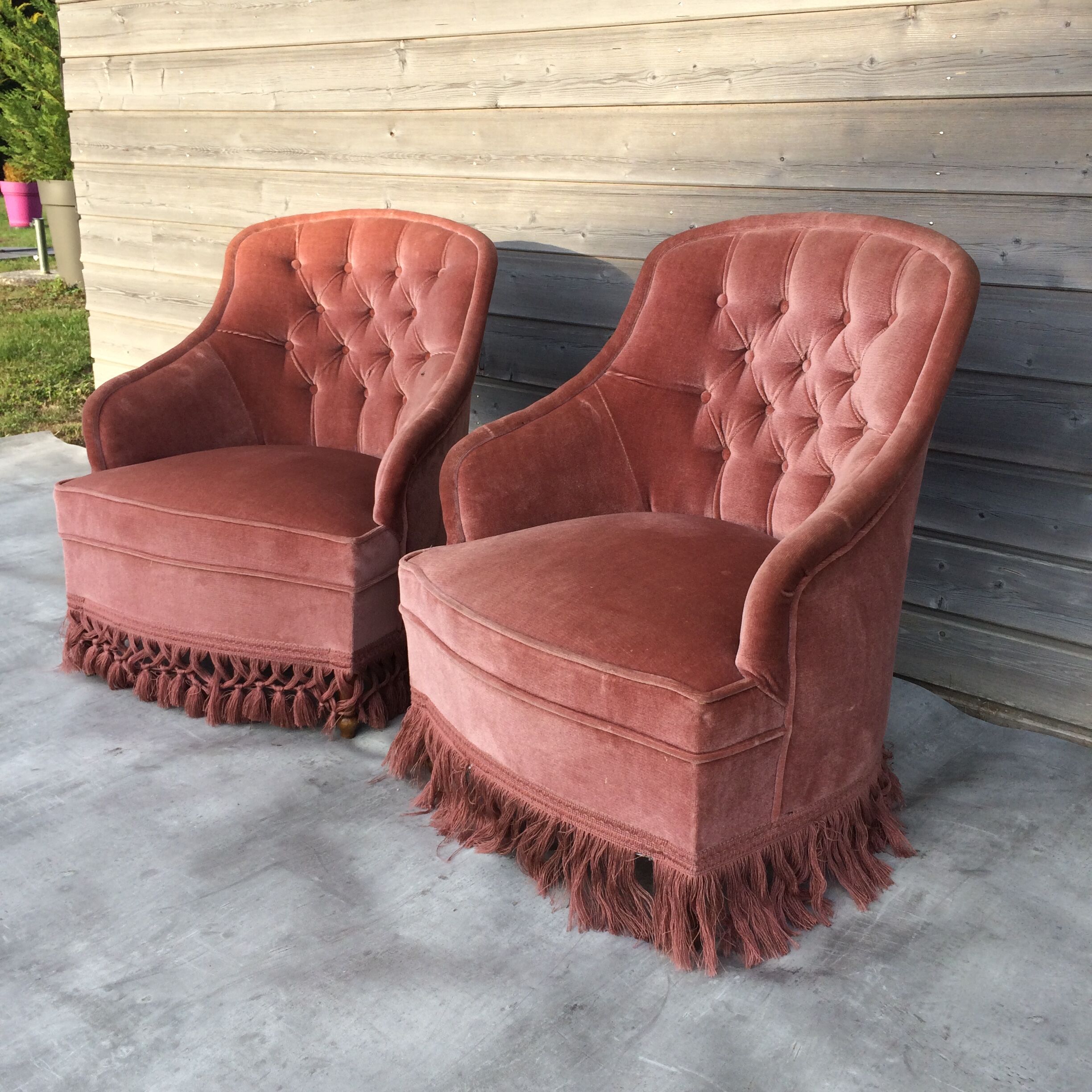 Pair of chairs toads