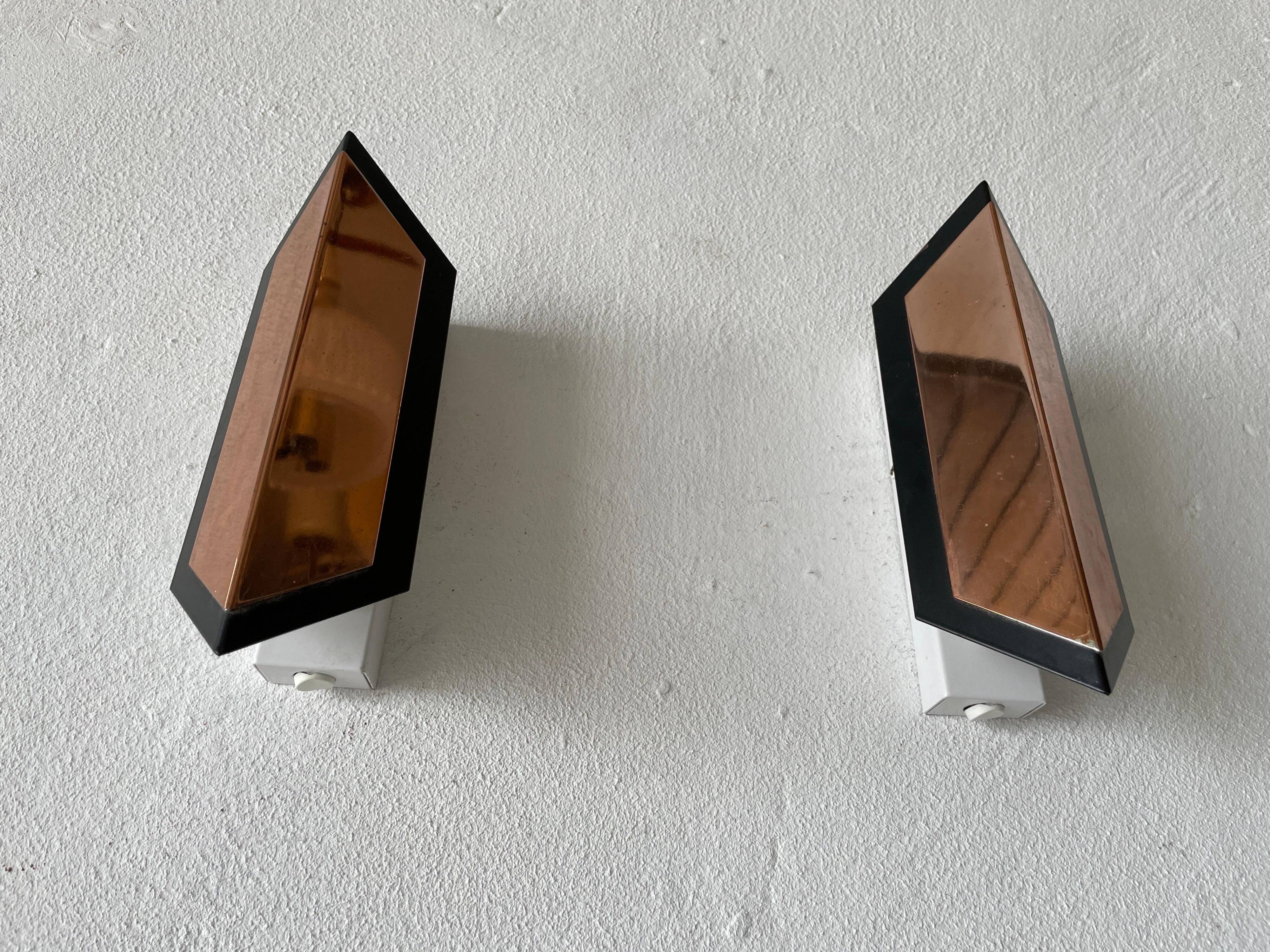 Pair of French wall lights with geometric design in copper, 1960, France.