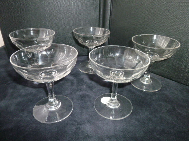Set de 5 coupes à champagne anciennes en verre soufflé