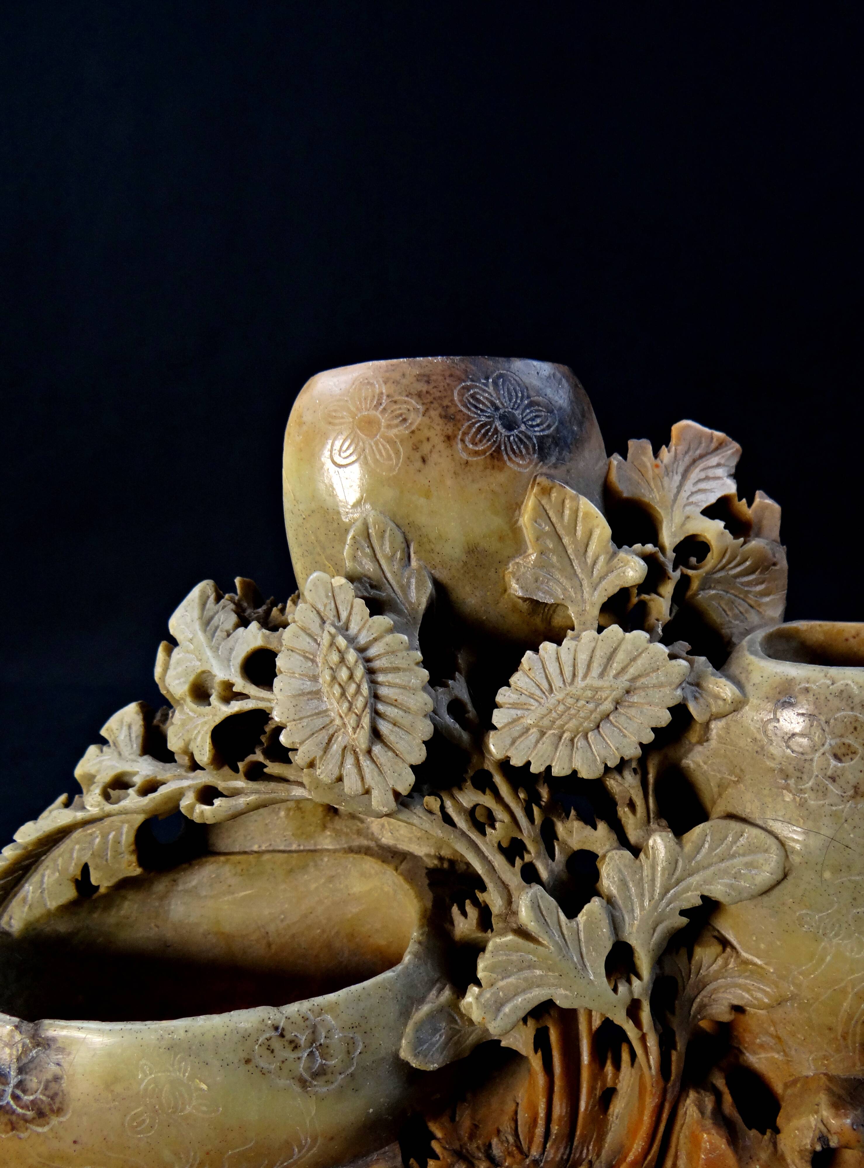 Vase encrier en stéatite ou pierre de savon chinois à décor floral fin XIXè