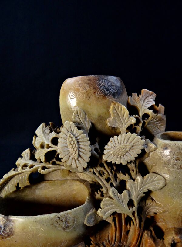 Vase encrier en stéatite ou pierre de savon chinois à décor floral fin XIXè