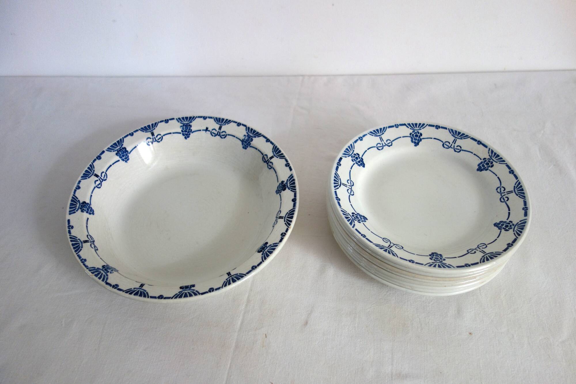 8 dinner plates with vintage Louvois model Nouvelles Galeries dish