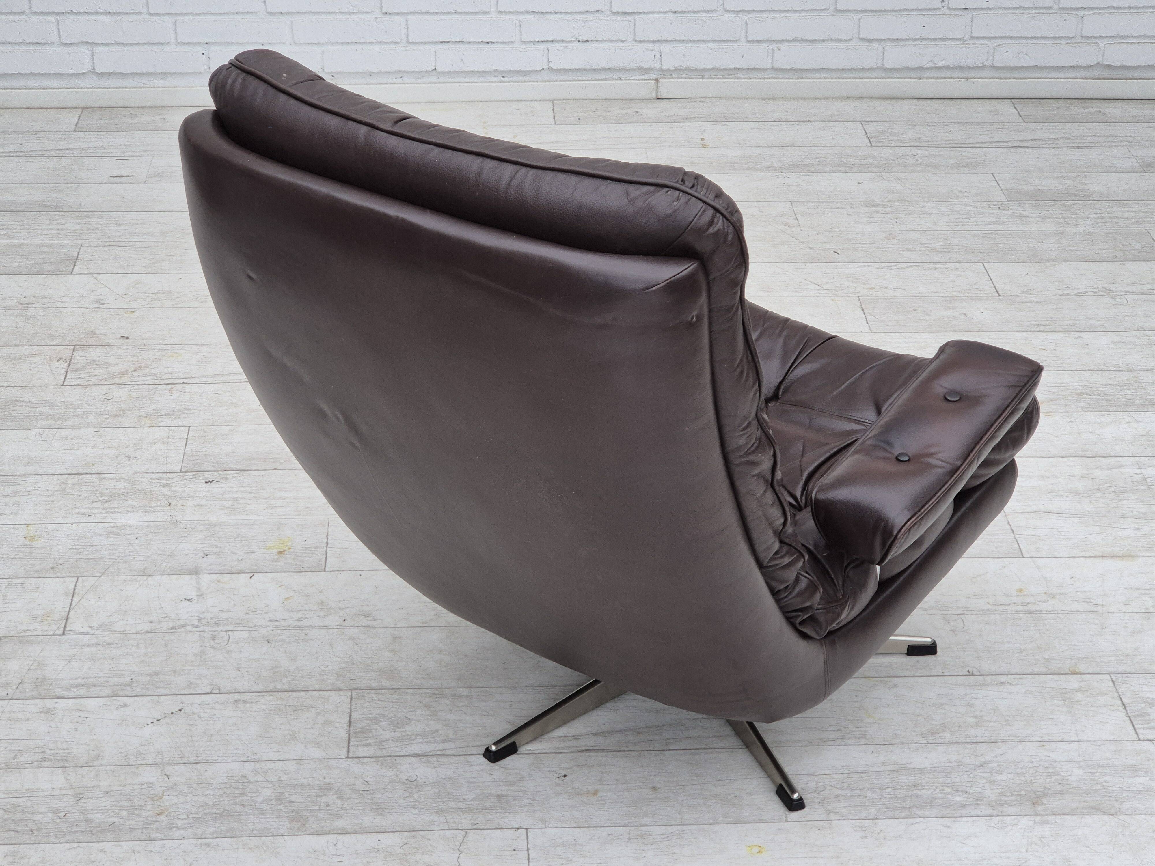 Chaise pivotante danoise des années 1970, état d'origine, cuir d'ameublement marron.