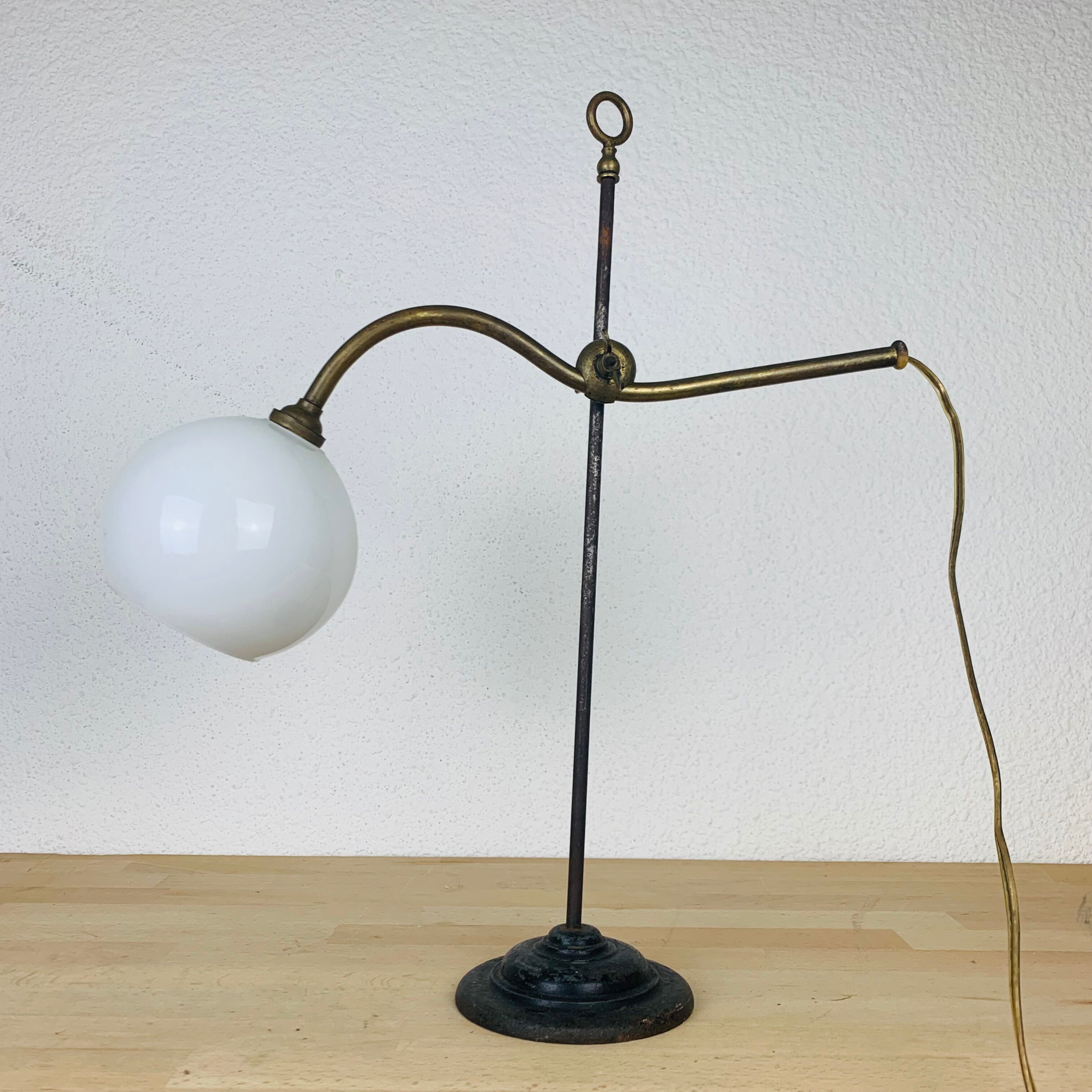 Lampe art déco monte et baisse laiton opaline