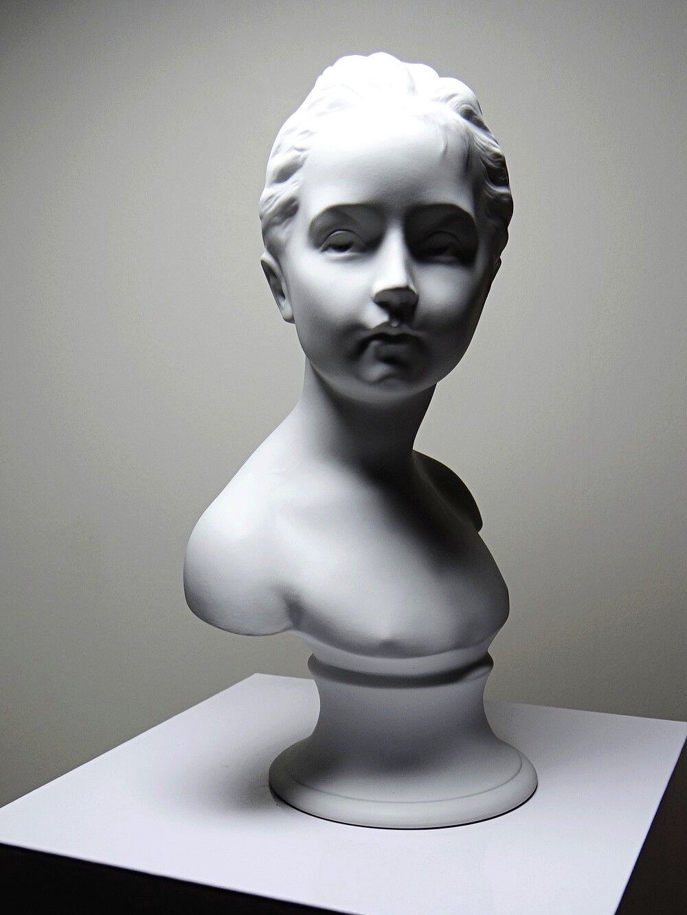 Bust of Louise Brongniart after Houdon, white biscuit Tharaud Limoges 20th century.