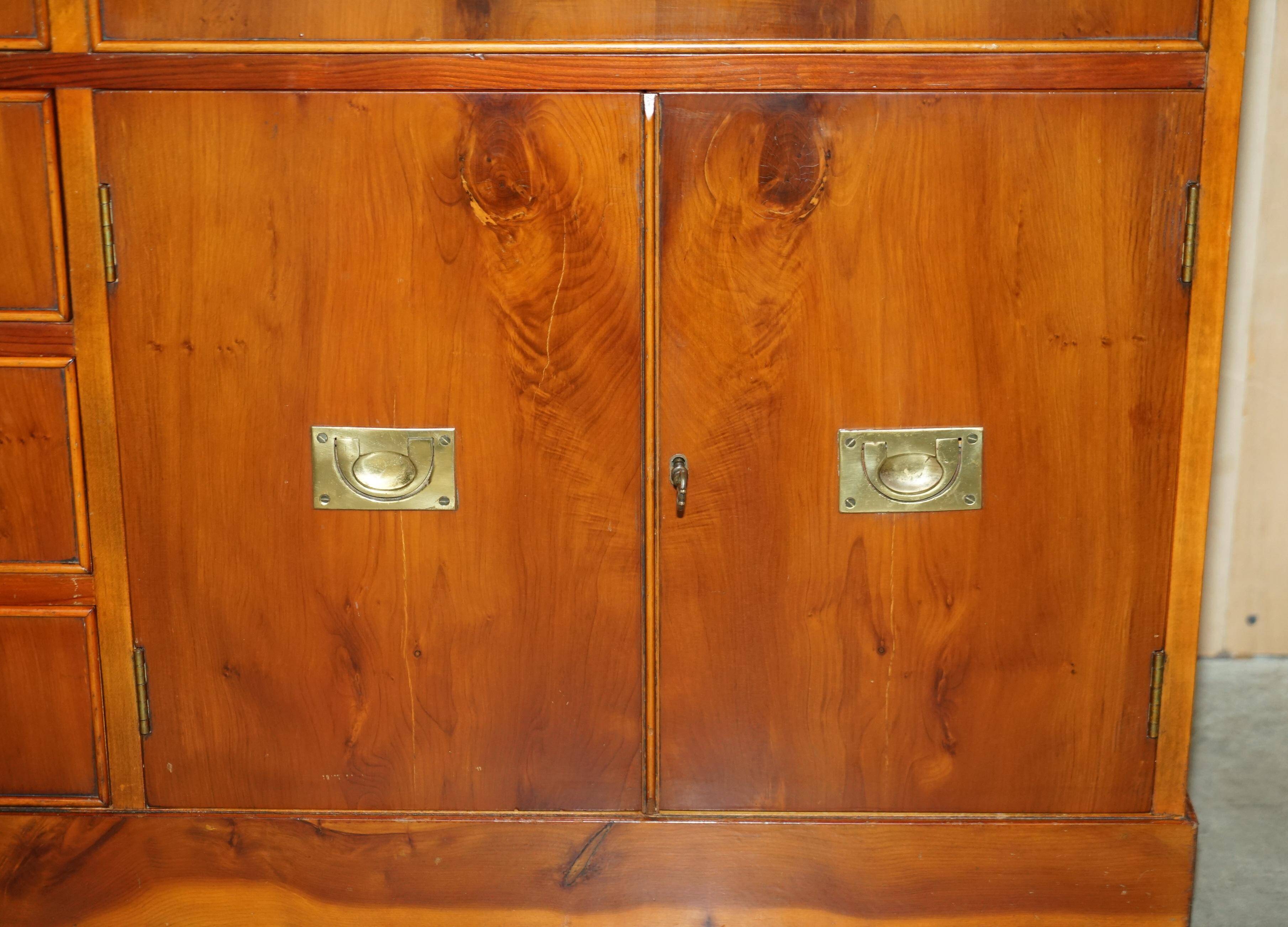 Buffet militaire vintage en bois d'if moucheté - Cabinet bar