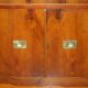 Buffet militaire vintage en bois d'if moucheté - Cabinet bar