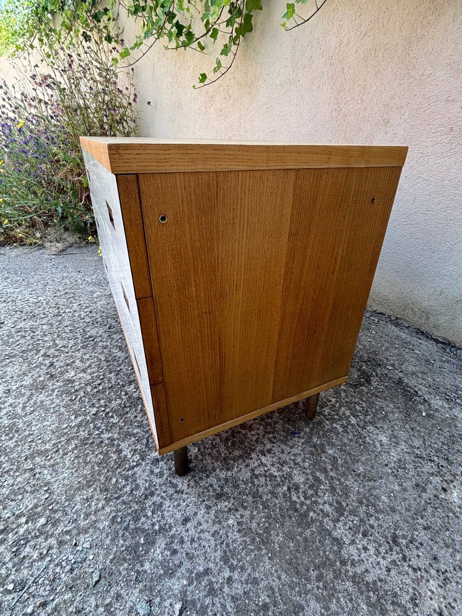 Commode années 70 chêne, laiton et placage blanc cassé