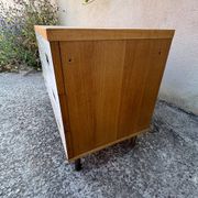 Commode années 70 chêne, laiton et placage blanc cassé