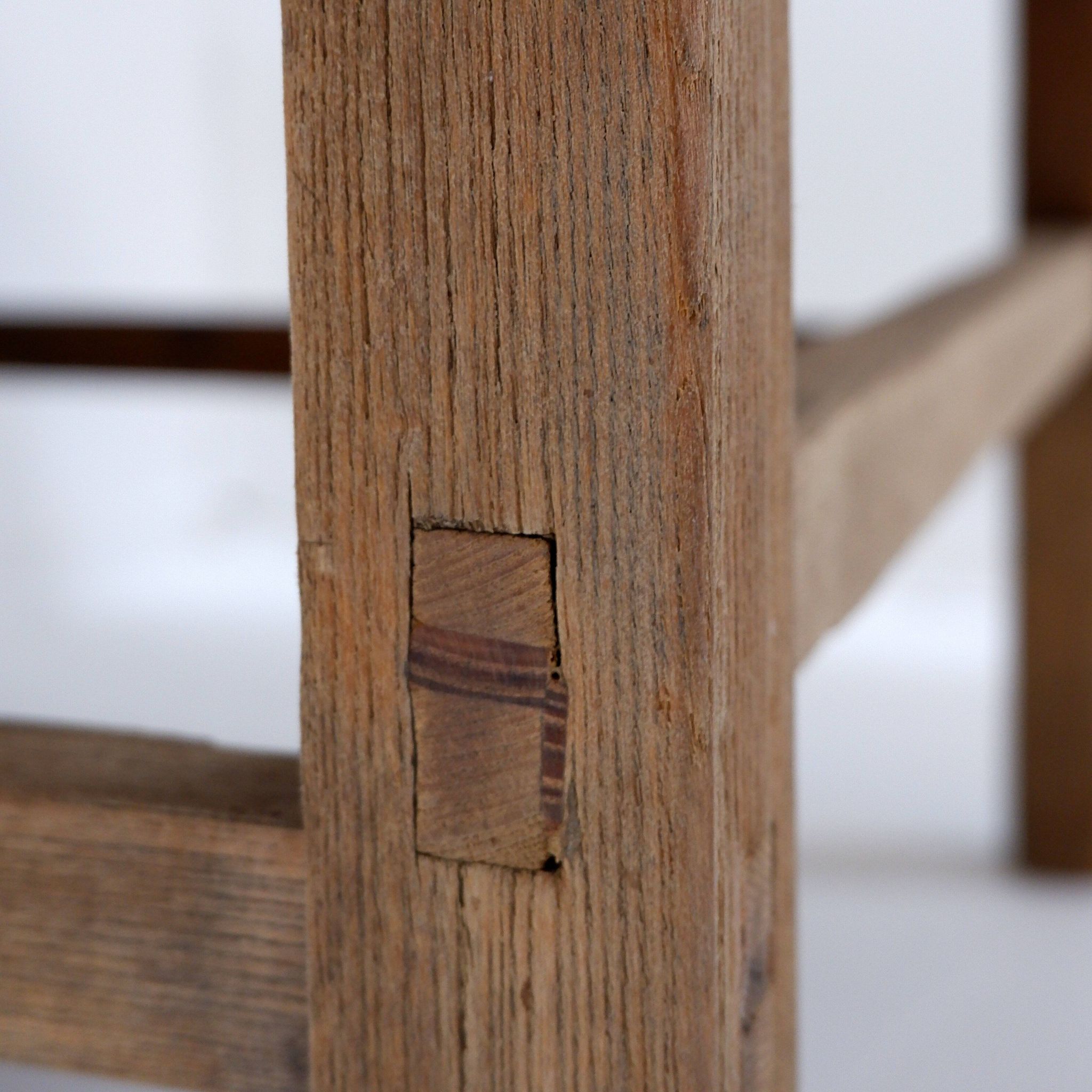 Table basse brutaliste en bois massif