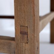 Table basse brutaliste en bois massif