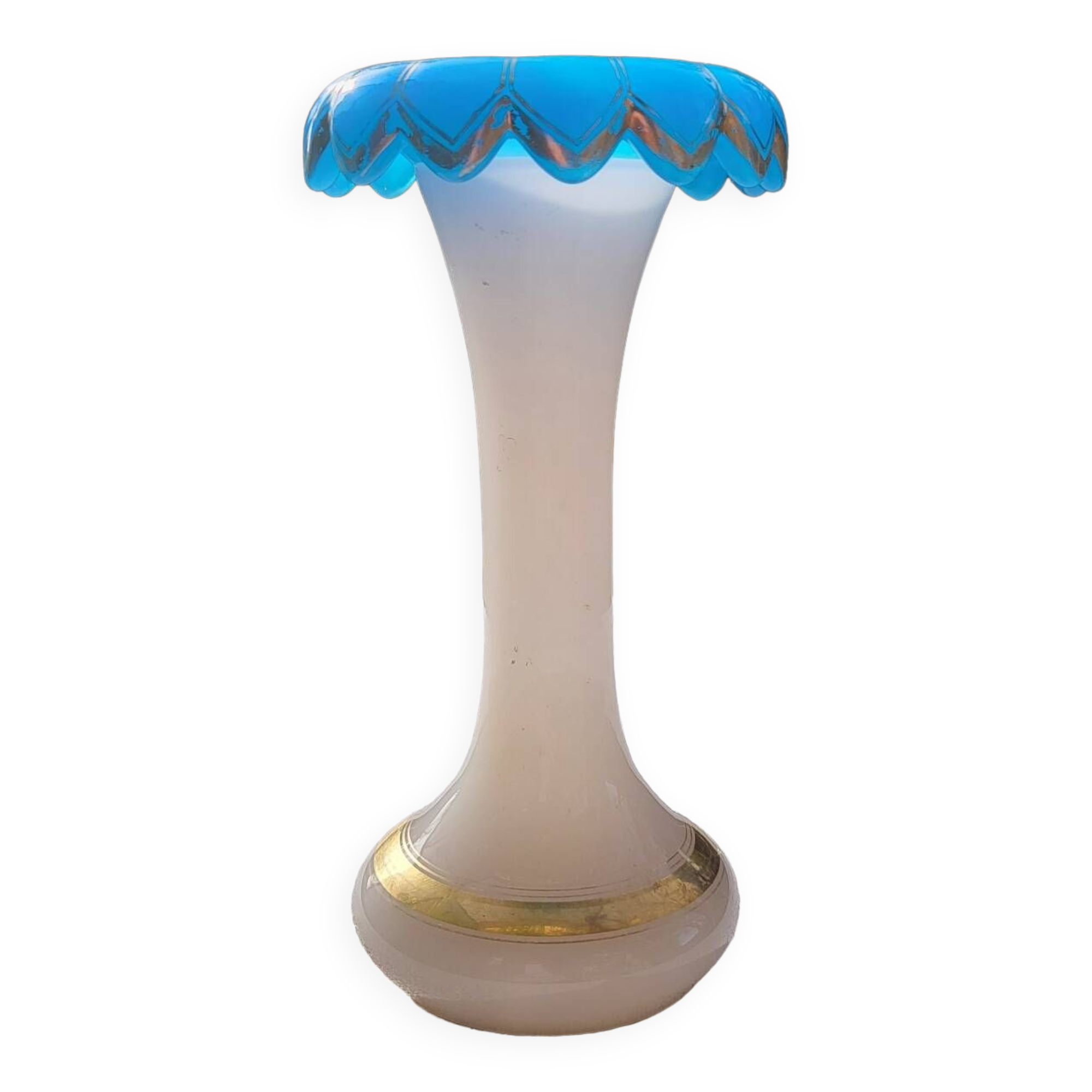 Vase in soapy opaline and flag blue corolla