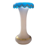 Vase en opaline savonneuse et corolle bleu drapeau