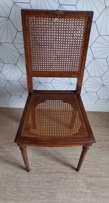 Chaise cannée art déco avec ornements en bronze.