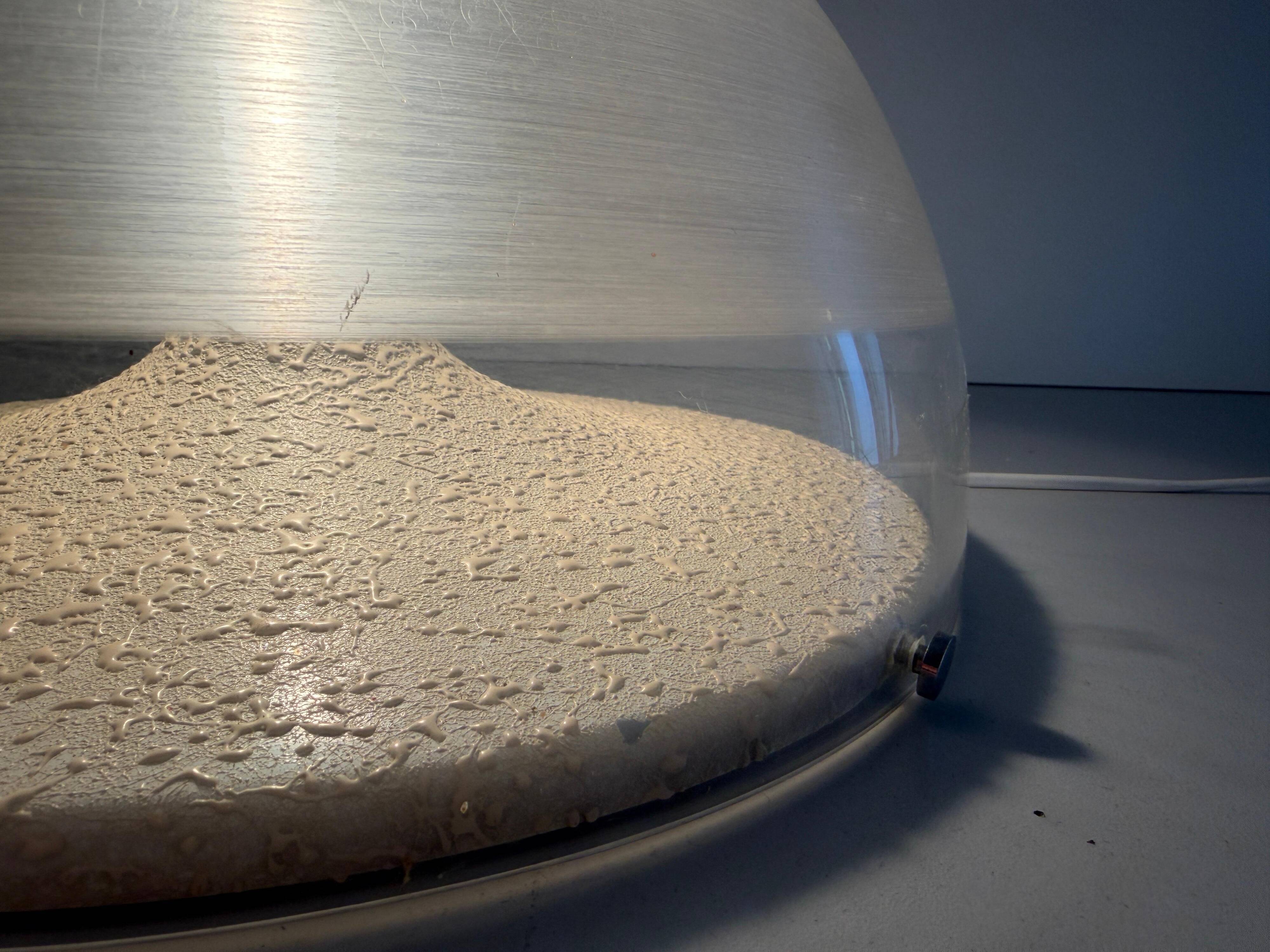 Lampe de table en métal semi-transparent et plexiglas par Harvey Guzzini, années 1960, Italie