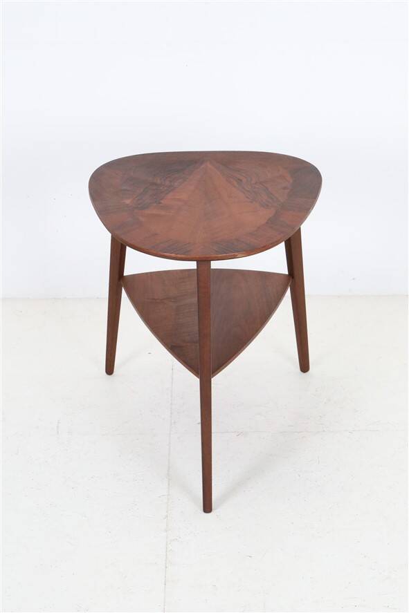 Rare mid-century walnut side table / coffee table with shelf by Jørgen Aakjær Jørgensen for Møbelintarsia / Danish modern design / 1960s