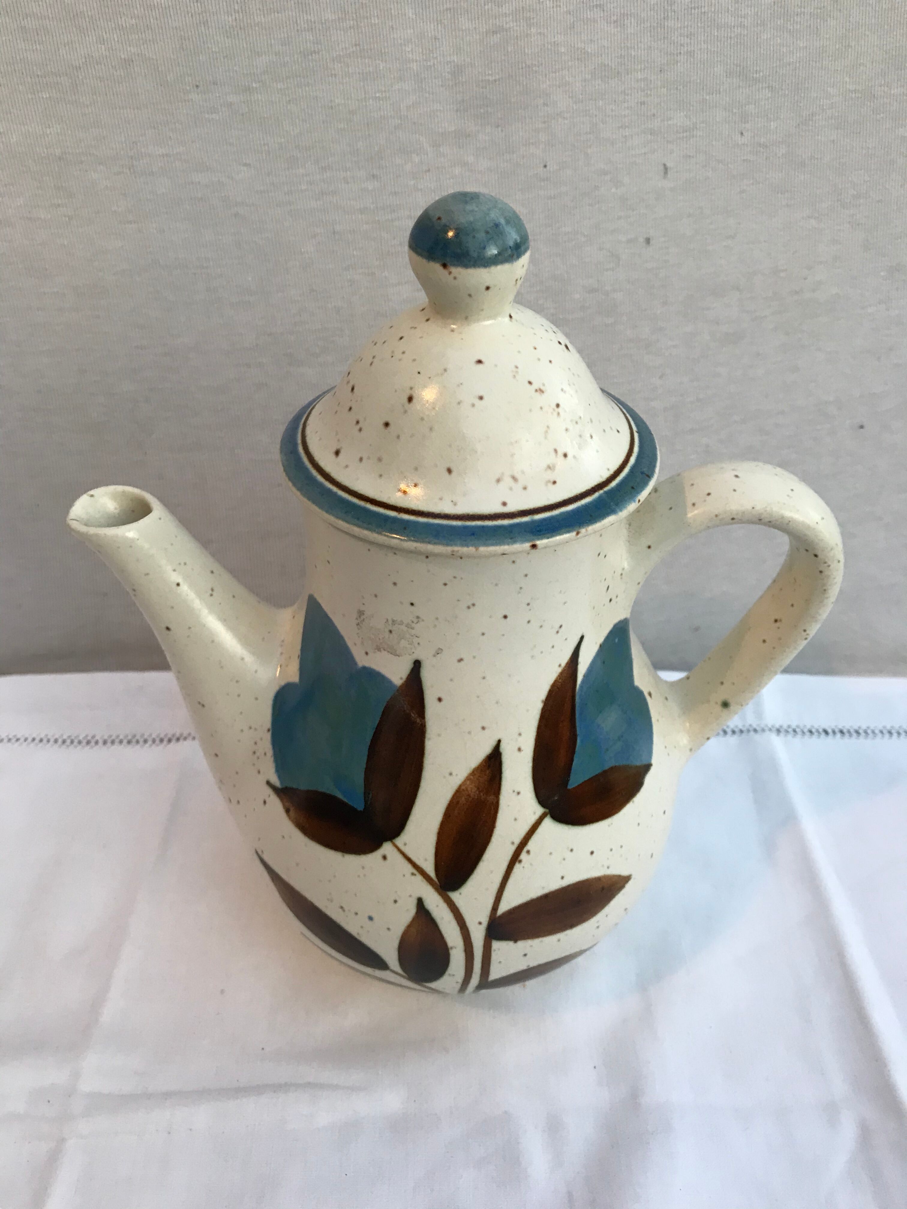 Former longchamp ceramics tea pot