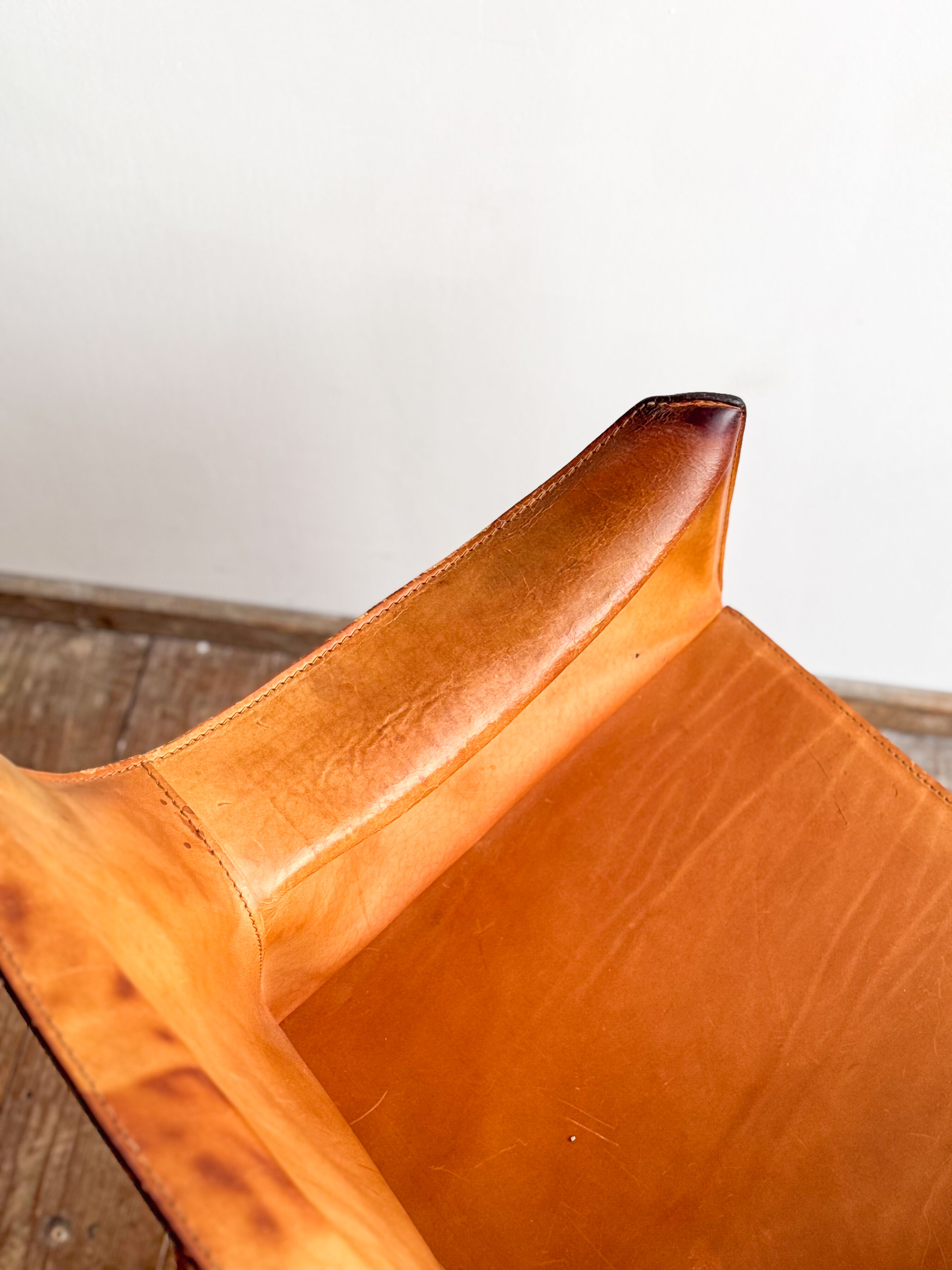 Paire de fauteuils Cab 413 par Mario Bellini en cuir beige patiné, Cassina