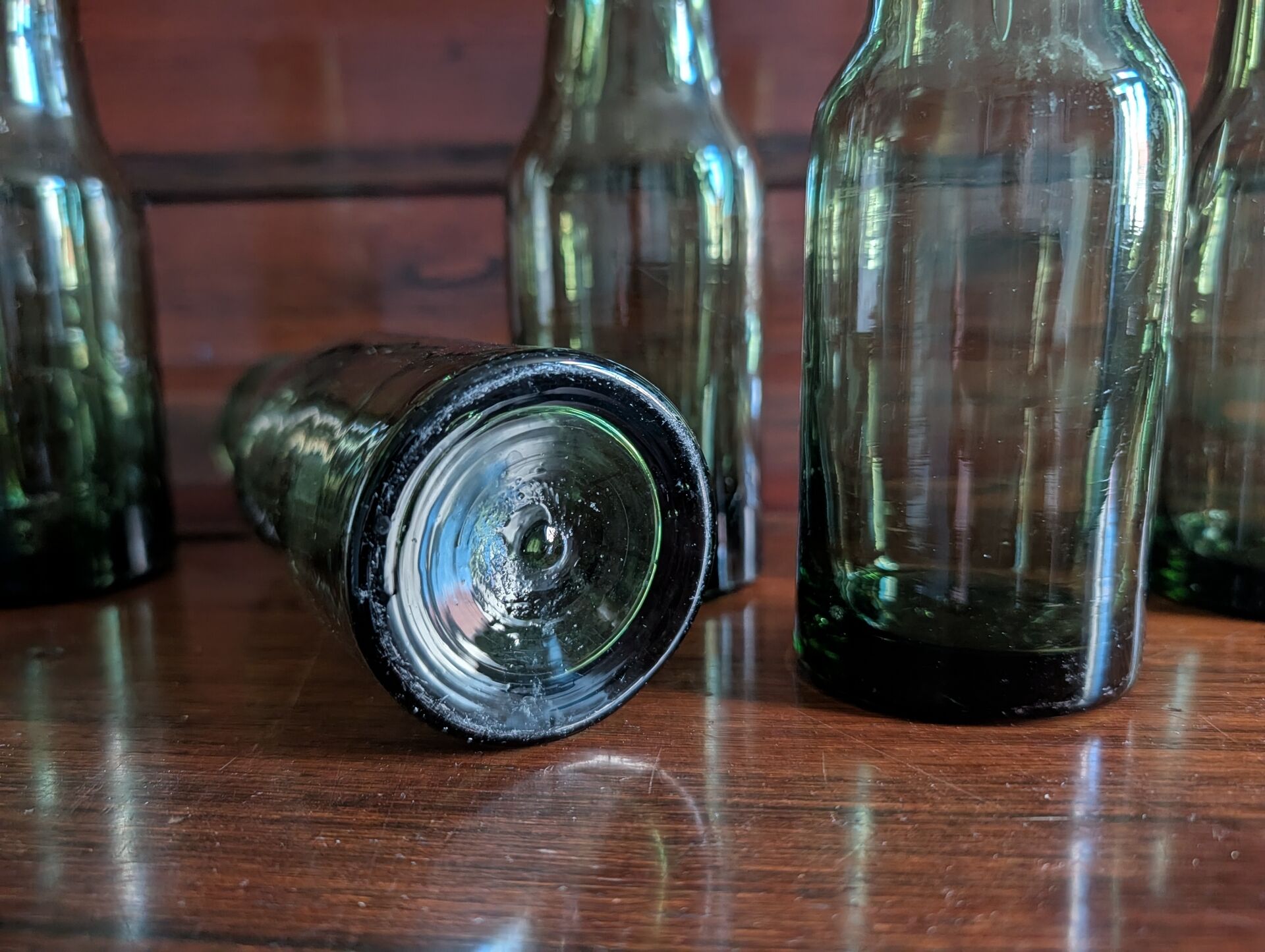 Lot de 5 bouteilles anciennes en verre vert olive