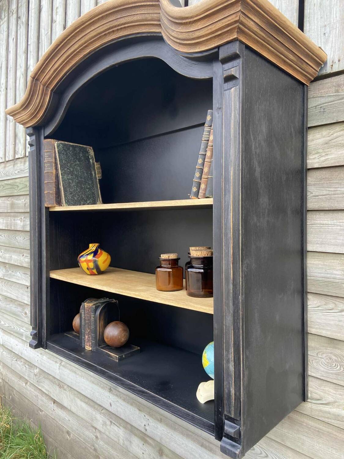 Wall-mounted shelf unit