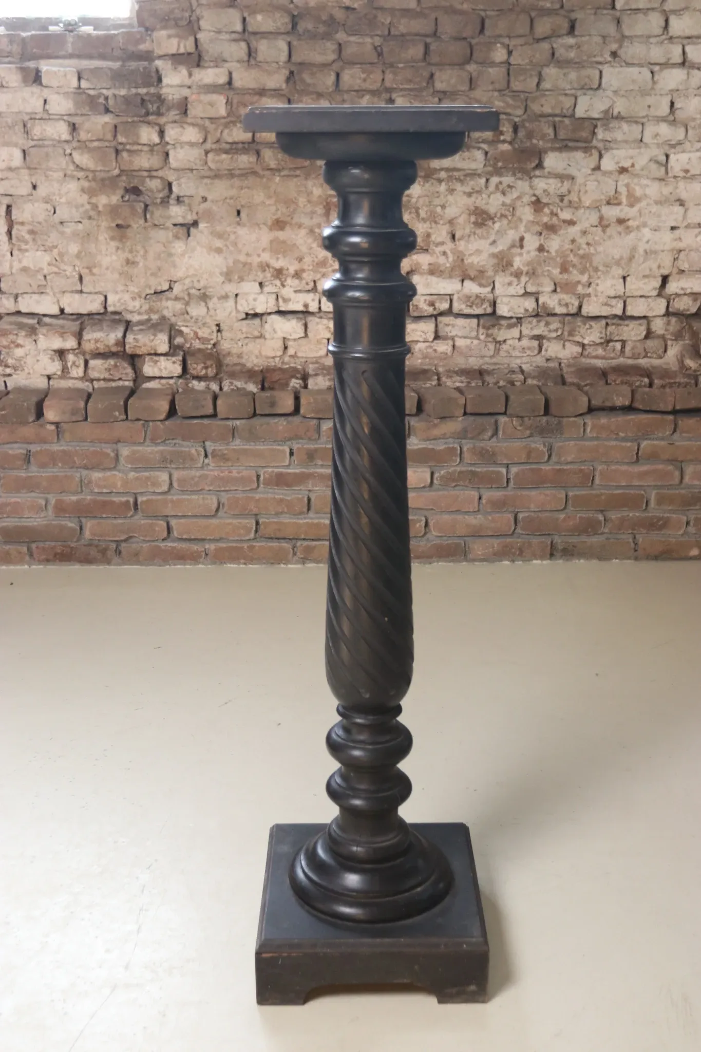 Ebonised wooden column with turned spiral shaft – Napoleon III, 19th c.