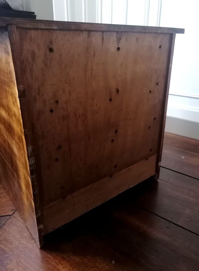 English-style chest of drawers