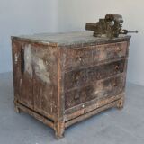 Commode établi rustique avec étau début XIXème