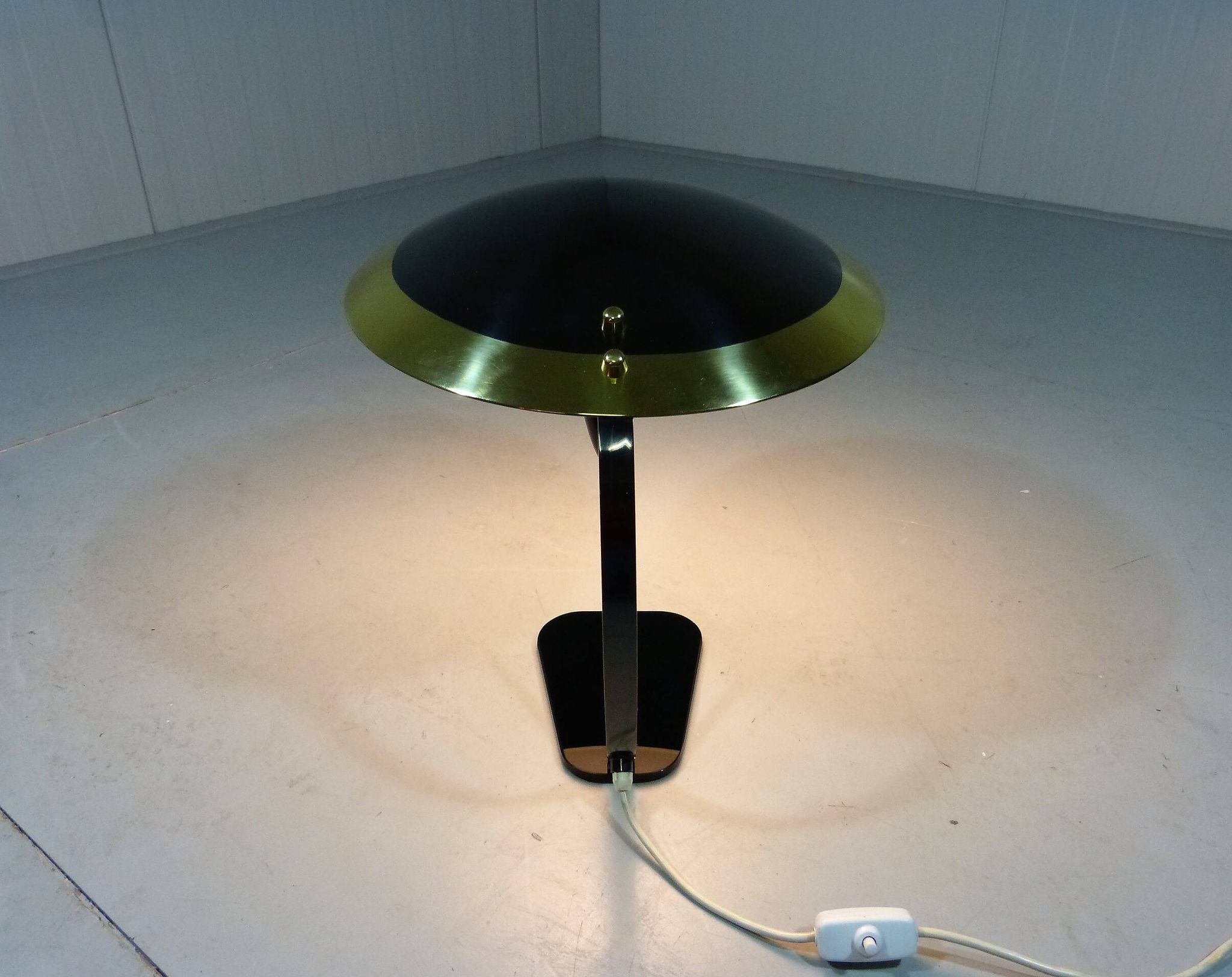 Lampe de bureau rare en laiton et verre des années 1950