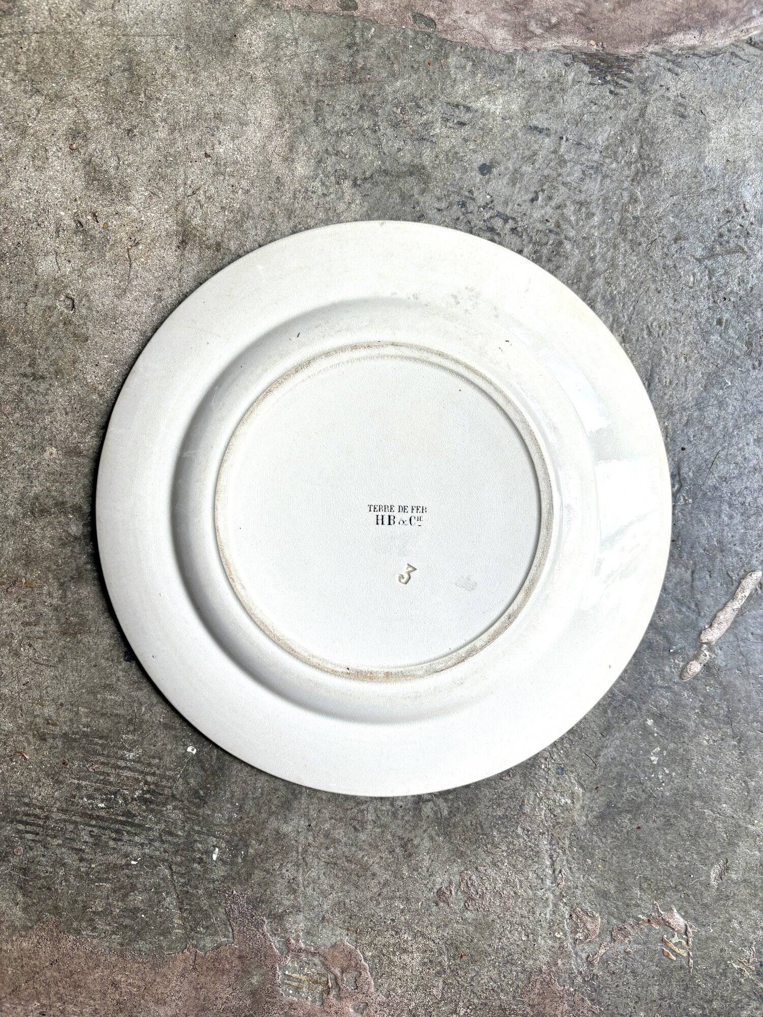 HB&Cie round dish in iron earth