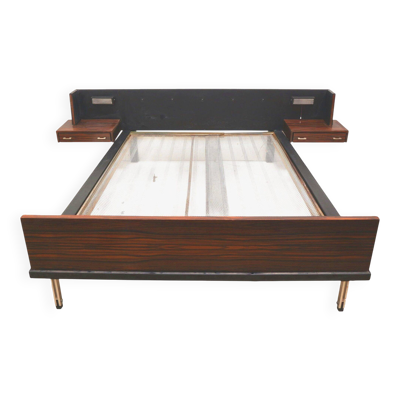Lit double vintage avec tables de chevet flottantes et éclairage des années 60