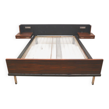 Lit double vintage avec tables de chevet flottantes et éclairage des années 60