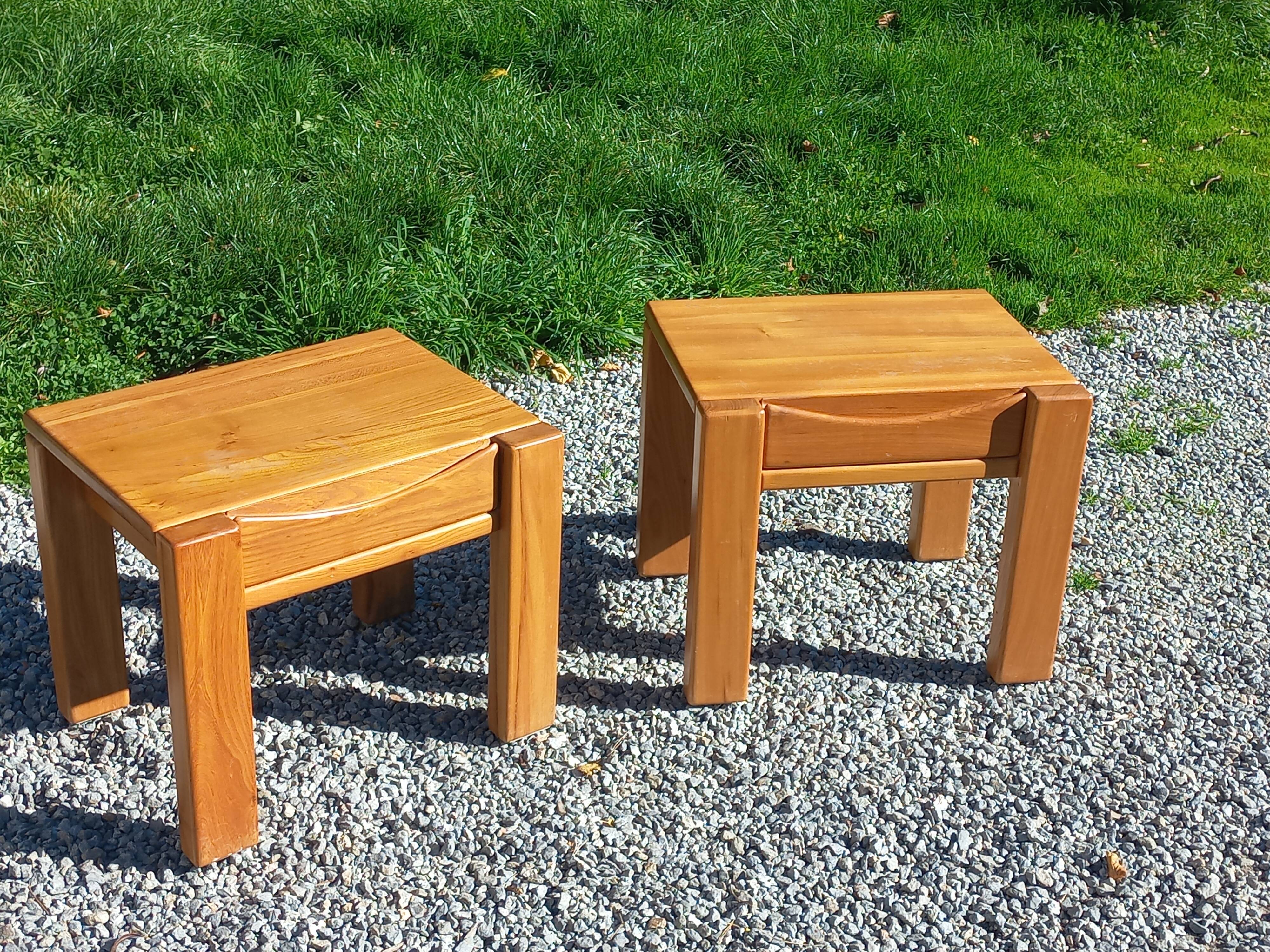 Paire de chevets en orme massif de la maison Regain