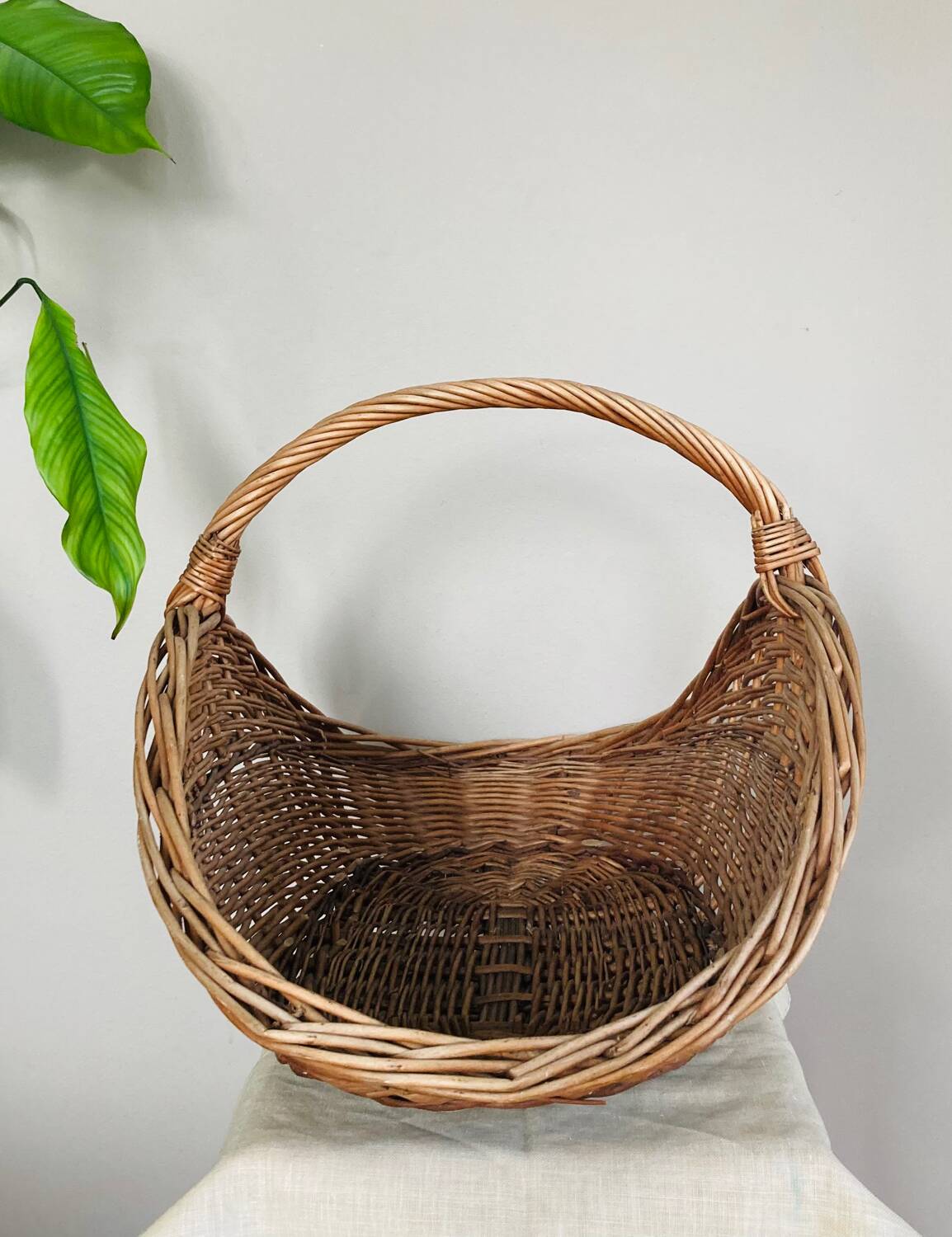 Wicker rattan log basket from the 1970s/80s