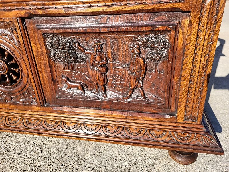 Breton chest bench hunting scene in chene